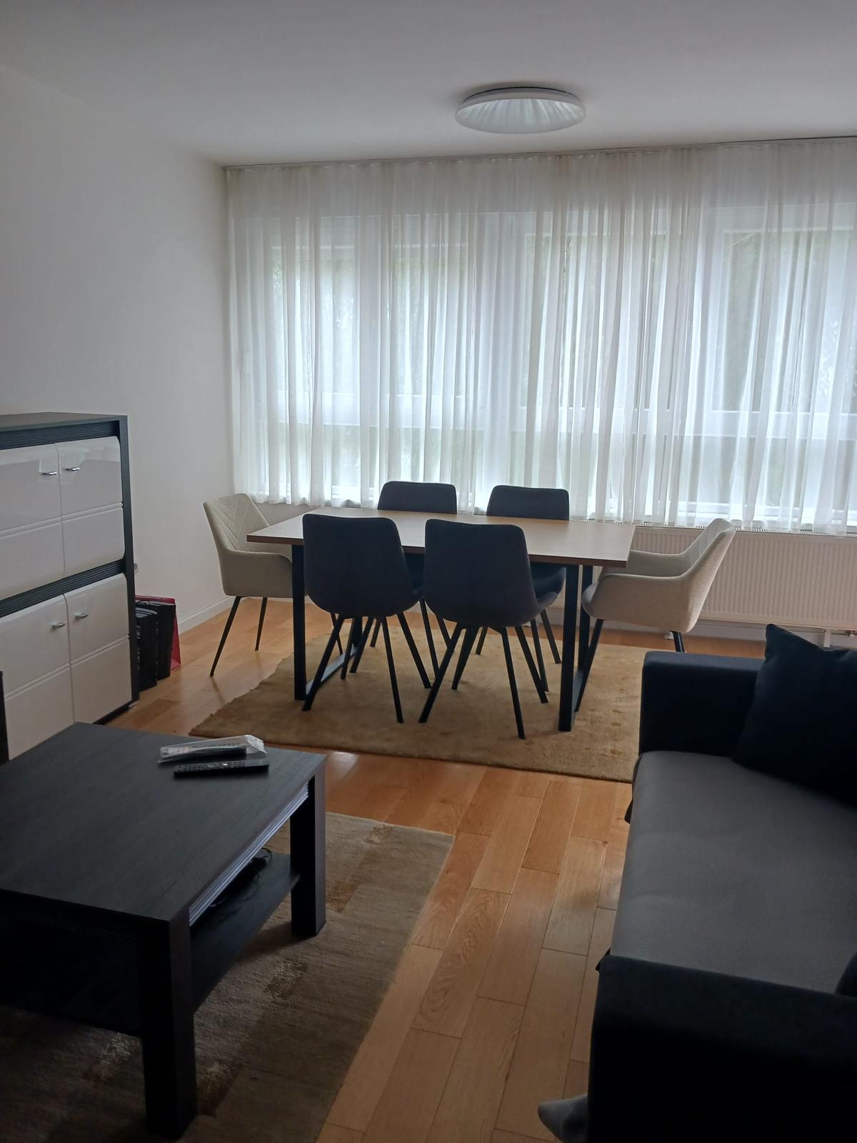 PRODAJE SE NOVOUREĐEN STAN 55 m² – 1. KAT | LIFT | PARKING | NAMJEŠTEN