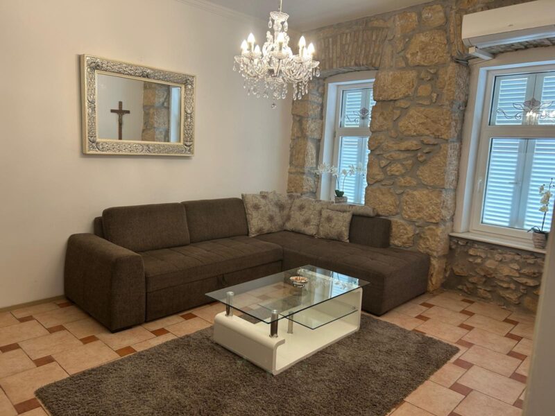 KUĆU SA 2 APARTMANA U CENTRU CRIKVENICE PRODAJEMO